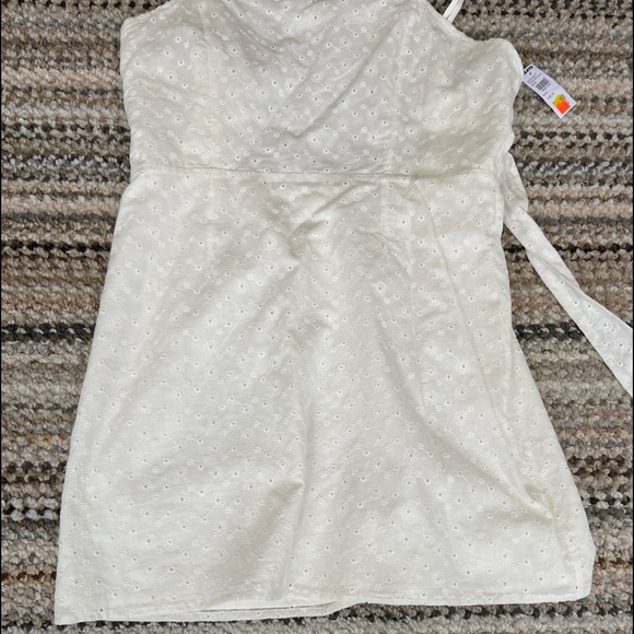 Sky and Sparrow White Open Back Dress - Picture 4 of 11